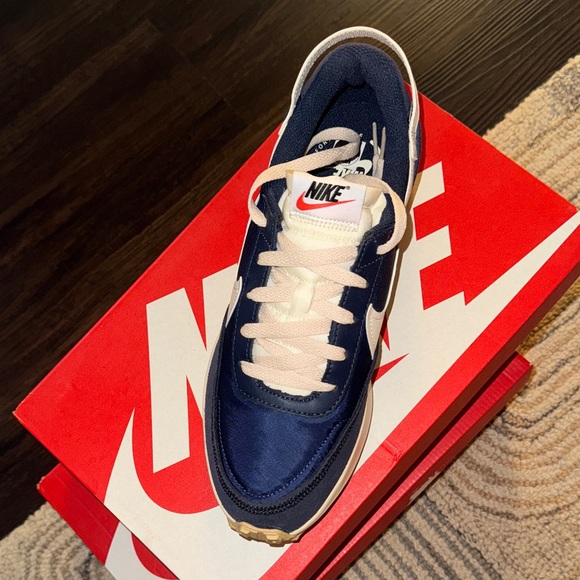 Nike Navy and White waffle Sneakers (8M 9.5W) SHIPS SECOND WEEK OF JAN - Picture 3 of 7